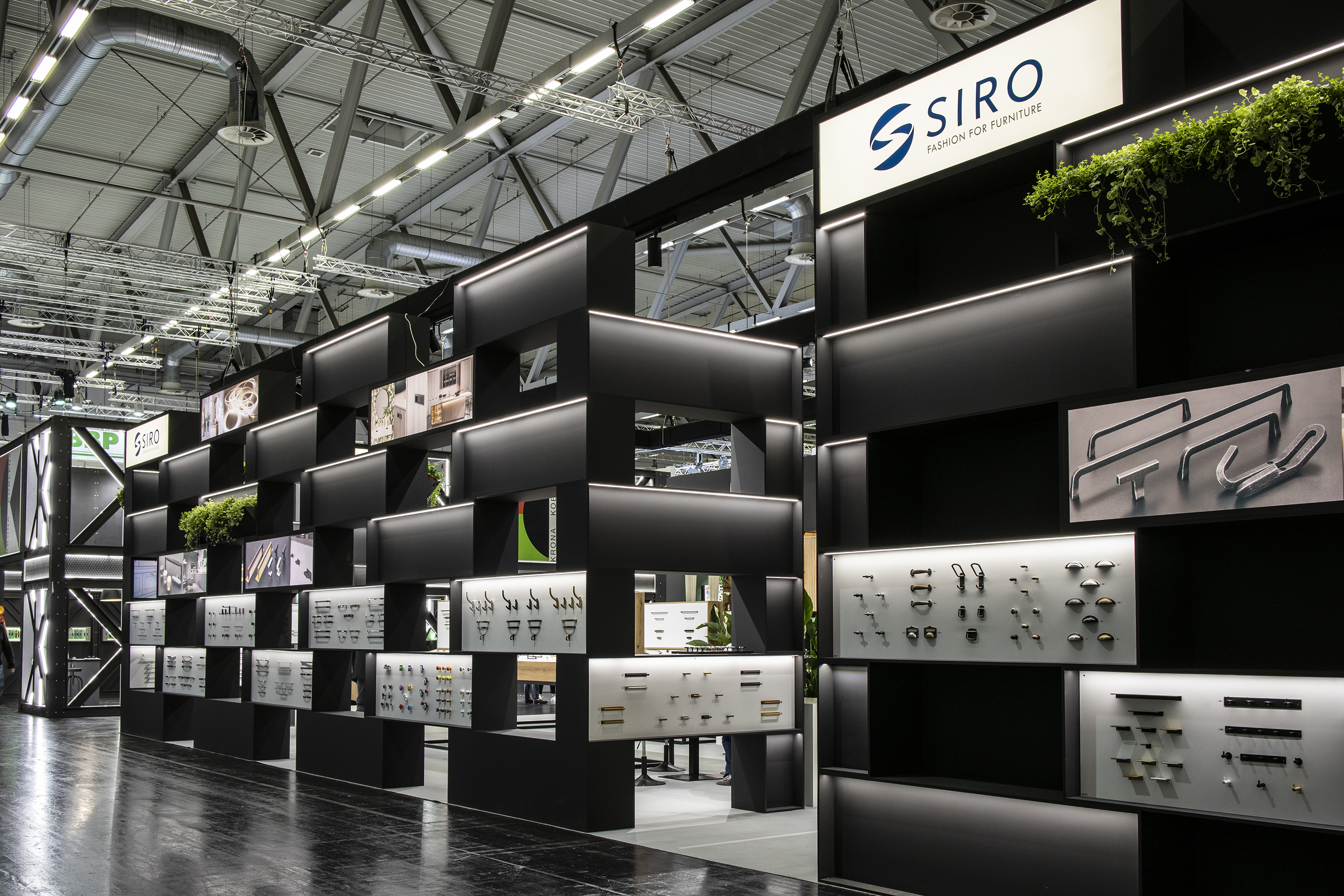 Side view of the entire stand.